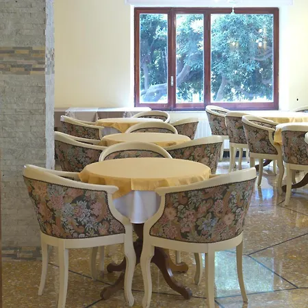 Flora Hotel 3*