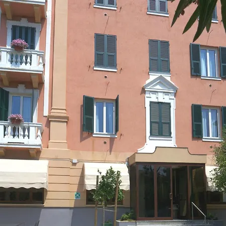 Hotel Flora 3*