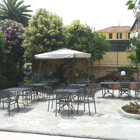 Flora Hotel 3*